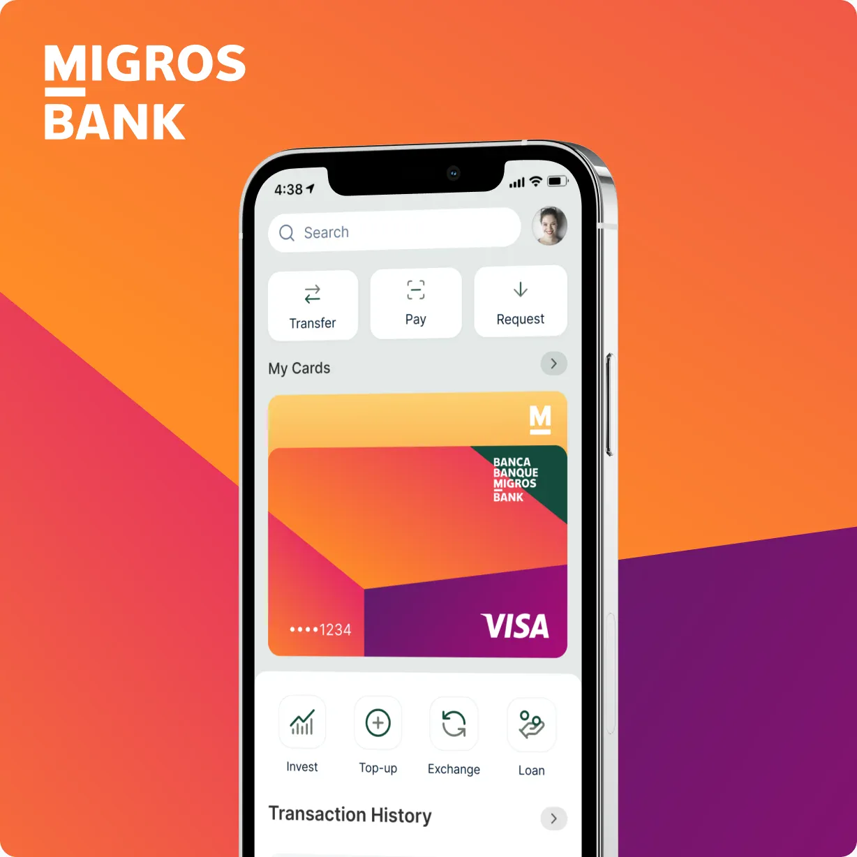 Migros Bank Mobile-Banking-App auf einem iPhone mit Karten-Wallet und Transaktionsverlauf vor einem orangefarbenen Migros-Bank-Markenhintergrund